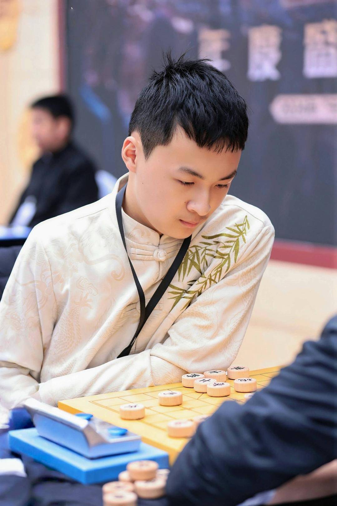 AA, 在夜里突然, 他凭借扎实 AA, 在夜里突然, 他凭借扎实