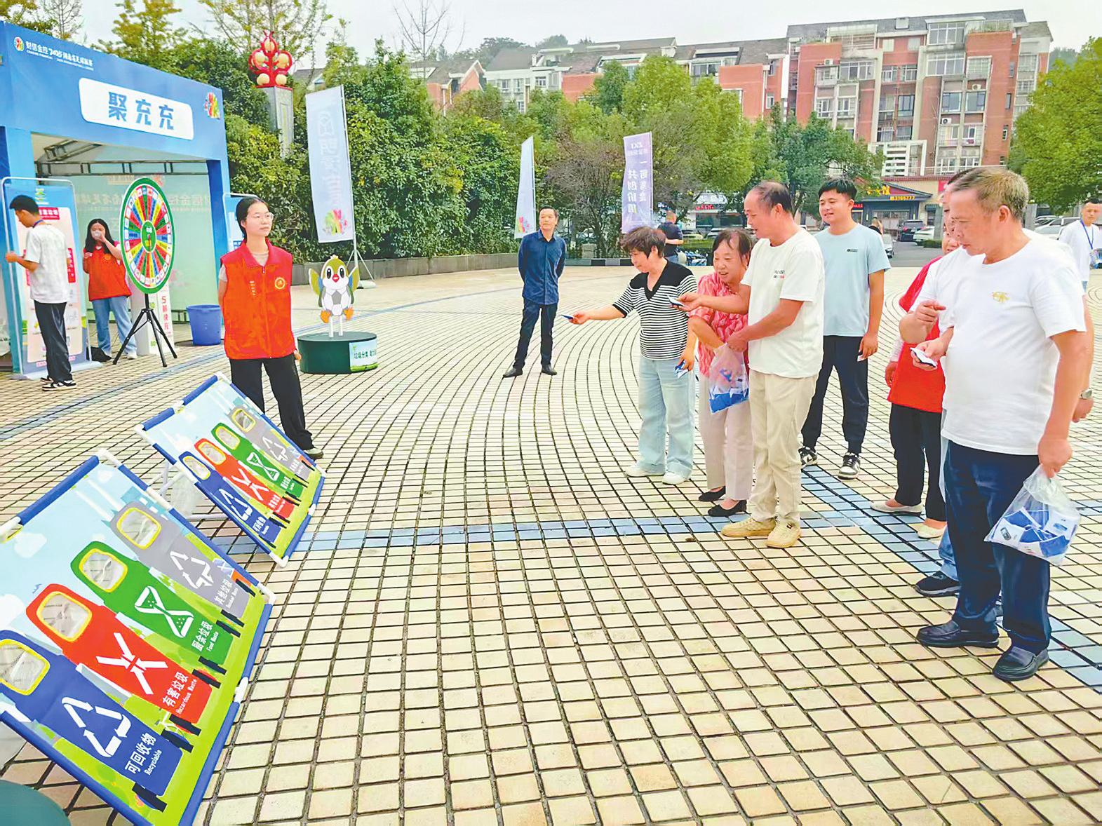 赛场入口处, 指导观众精 赛场入口处, 指导观众精